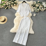 Zingj Style Wears A Minority Lazy Style Suit, A Knitted Cardigan, A High-Waisted Long Skirt, A Fashion Two-Piece